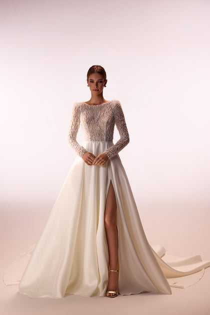 Agnes plain classic wedding dress from DAMA Couture (front photo)