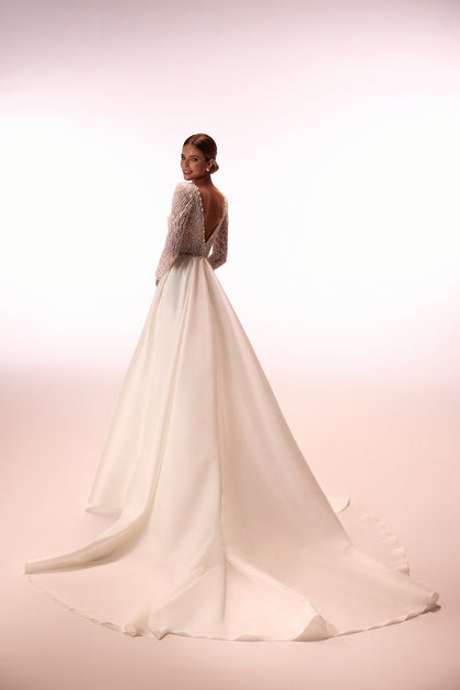 Agnes plain classic wedding dress from DAMA Couture (studio shoot)