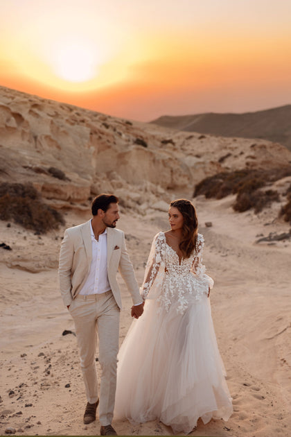 The tulle skirt of Alia features light, layered fabrics that float gently with every movement, for an airy, romantic feel.