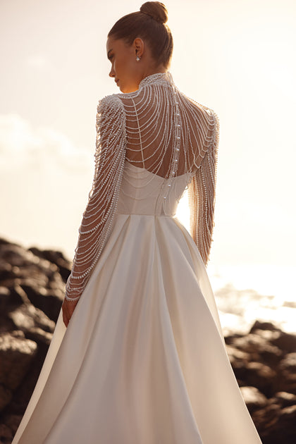 A close-up on the Alya top highlights the delicately arranged pearls and the corset’s fine tailoring.