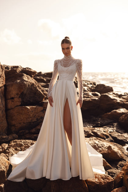 Alya’s high side slit brings an airy feel and highlights the leg, delivering a bold but graceful bridal look.