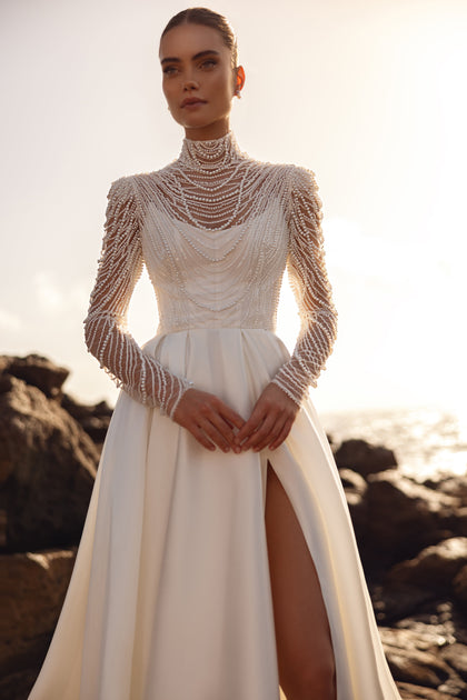Alya’s lace top, hand-embellished with pearls, brings a regal yet delicate touch to the dress.