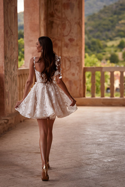 Short wedding dress with lace Amanda from DAMA Couture (back shoot)