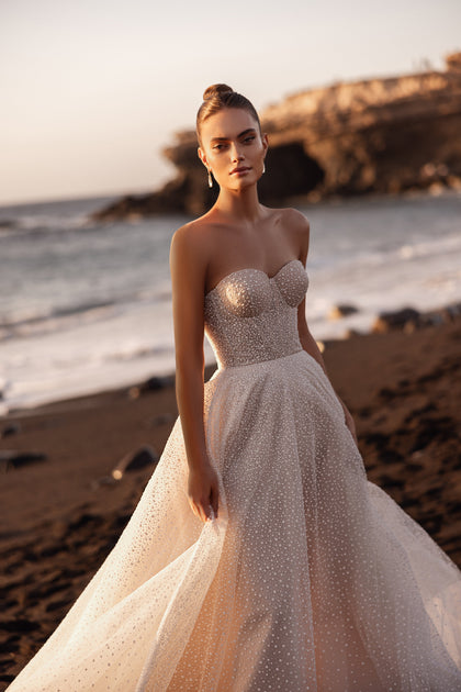 Viewed from the side, Amira’s dress reveals an airy, flowing skirt that elegantly highlights the figure as it moves.