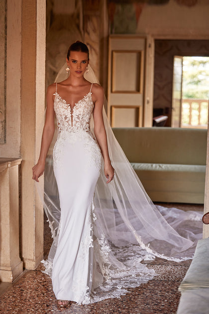 Mermaid wedding dress with plain skirt and train Apolonia from DAMA Couture (fully body picture)