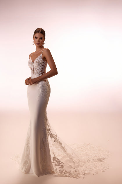 Mermaid wedding dress with plain skirt and train Apolonia from DAMA Couture (studio front picture)