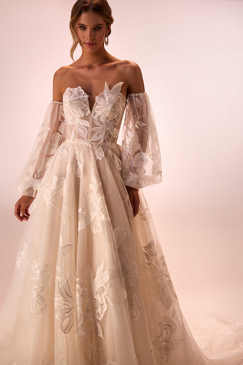 Modern wedding dress with lace Caesaria from DAMA Couture (main picture)