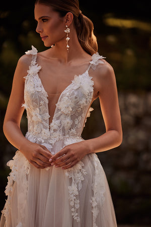Romantic wedding dress Calypso from DAMA Couture (close up)