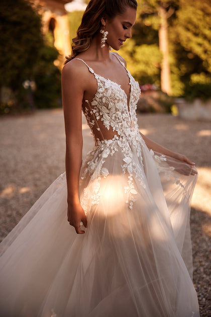 Princess wedding dress with lace Claire from DAMA Couture (campaign photo)