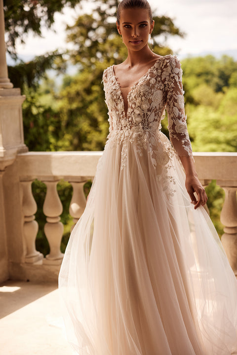 Romantic wedding dress with long sleeves Felicia from DAMA Couture (close up)