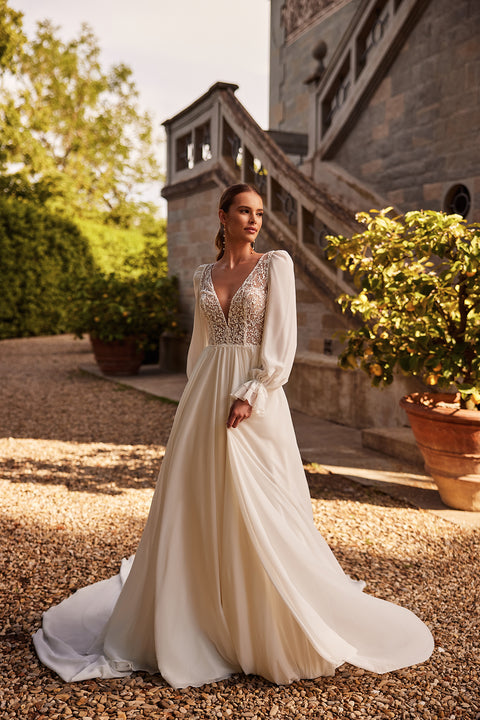 Bohemian wedding dress with sleeves Hellen from DAMA Couture (campaign photo)