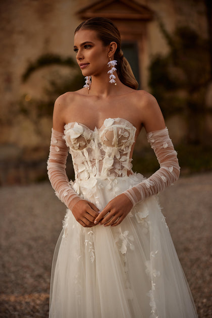 Ethernal romantic wedding dress with sleeves Ilimaris from DAMA Couture (campaign photo)