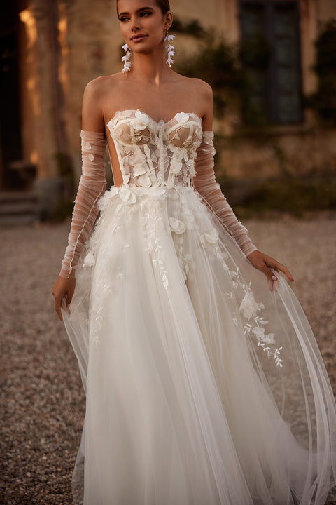 Ethernal romantic wedding dress with sleeves Ilimaris from DAMA Couture (close up)
