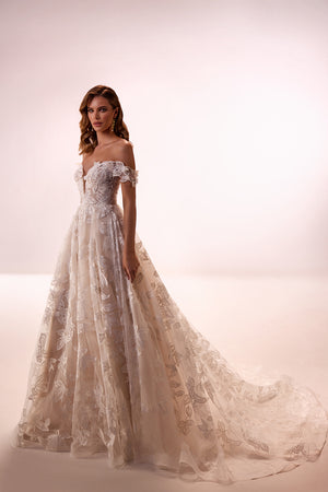 Romantic wedding dress with falling sleeves Ivy from DAMA Couture (studio photo)
