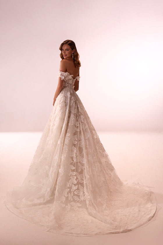 Ivy – wedding dress by DAMA Couture.