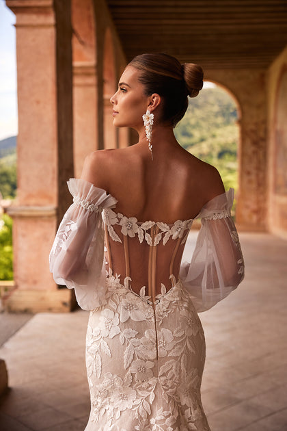 Romantic wedding dress with falling sleeves Lucrezia from DAMA Couture (back photo)