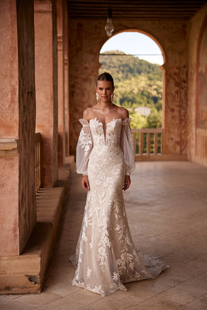 Romantic wedding dress with falling sleeves Lucrezia from DAMA Couture (campaign photo)