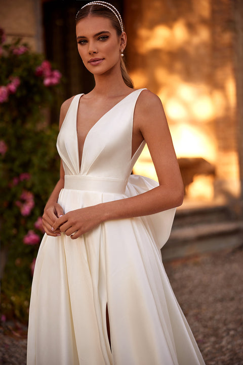Classic wedding dress with bow train Margo from DAMA Couture (additional photo)