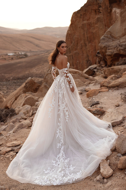 The Nabila wedding dress with an open back and lace corset design radiates sophistication and modern sensuality.
