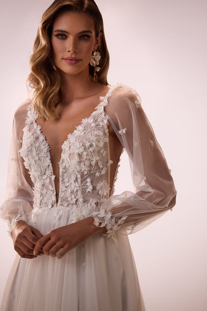 Romantic lace a-line wedding dress with detachable sleeves from DAMA Couture (studio photo)