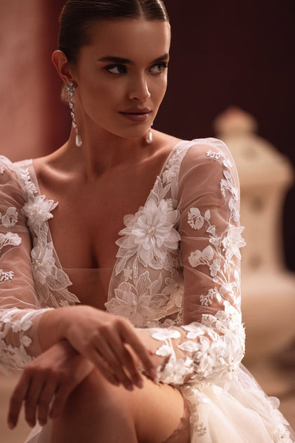 A close-up of Semiramida’s lace embroidery and appliqués shows fine craftsmanship and elegant, luxurious detail.