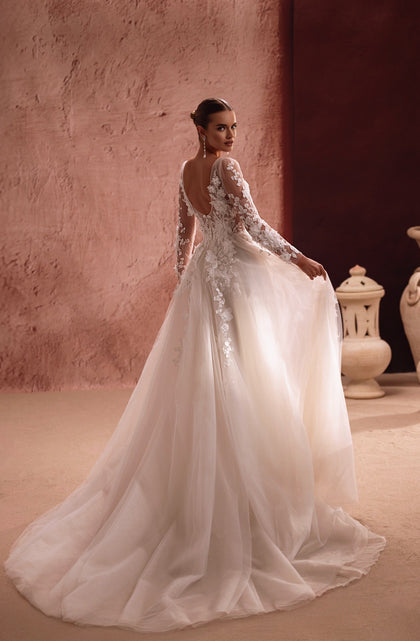 Semiramida’s rear view shows a translucent embroidered bodice and a soft tulle train, highlighting the dress’s graceful elegance.