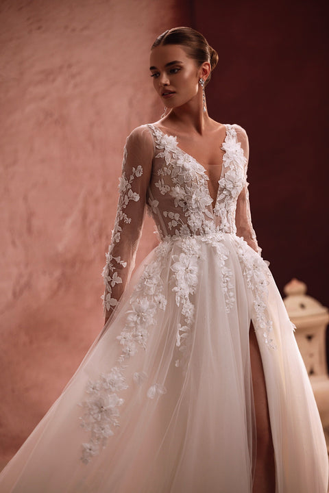 Semiramida bridal dress has a translucent corset with floral embroidery and three-dimensional appliqués, offering a romantic and airy aesthetic.