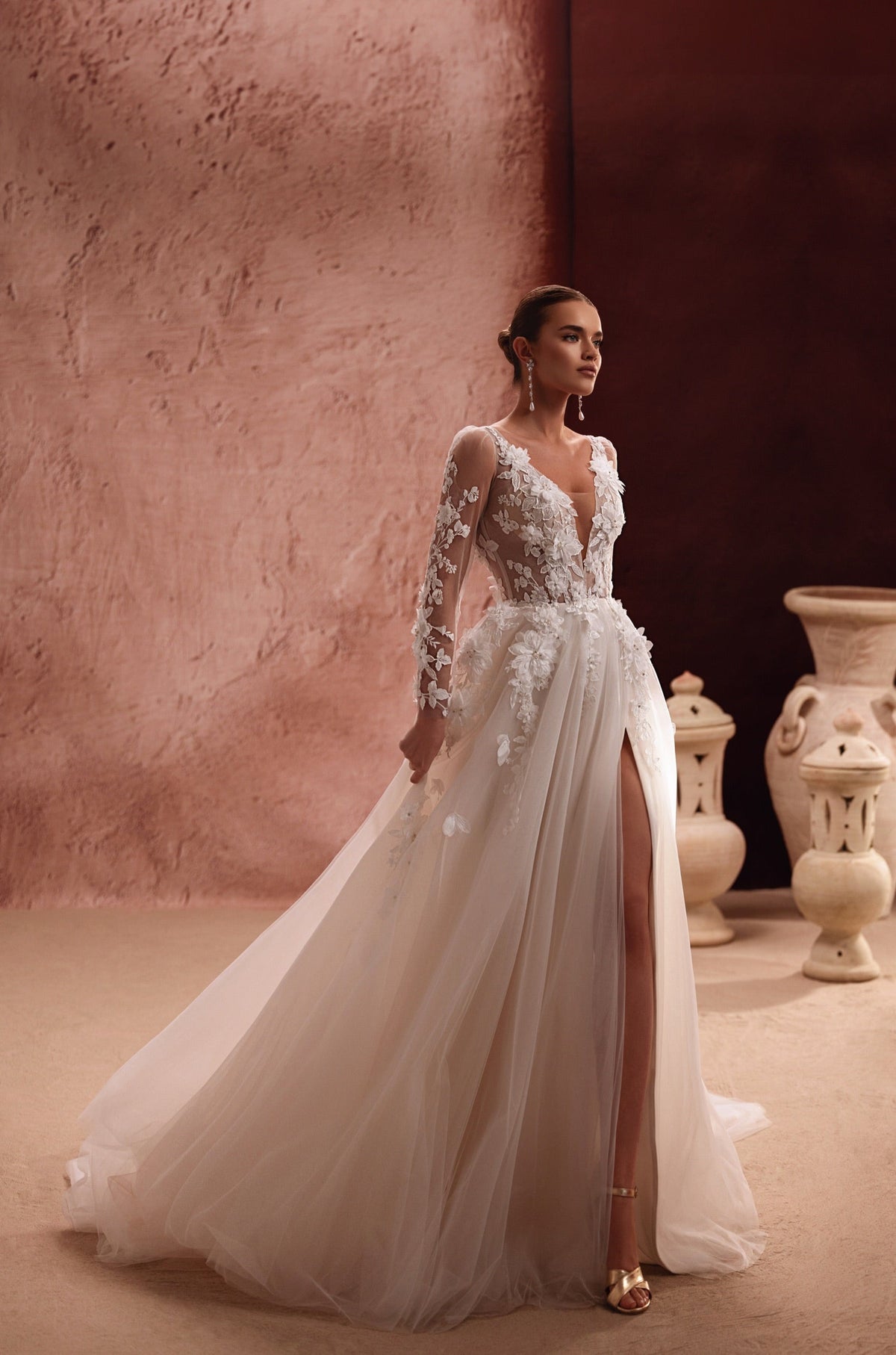 Viewed from the side, the Semiramida dress reveals a flowing tulle skirt and a confident slit - creating a sense of air and movement.