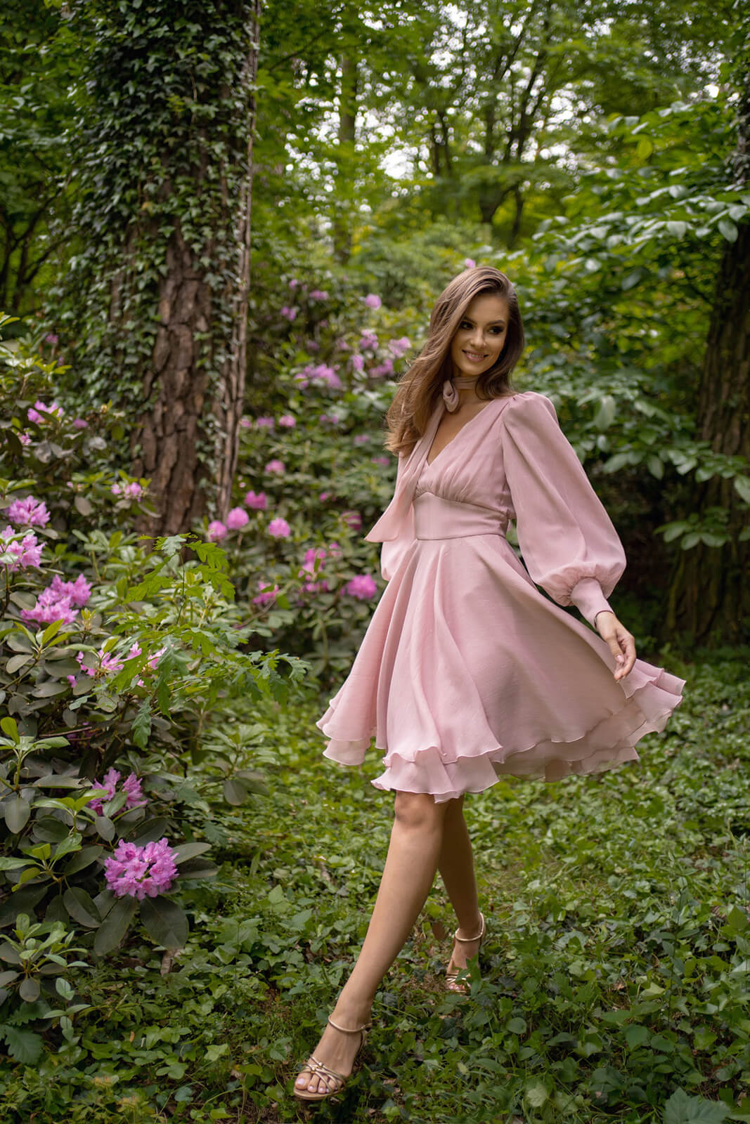 Poppy Pink – short evening dress in motion.