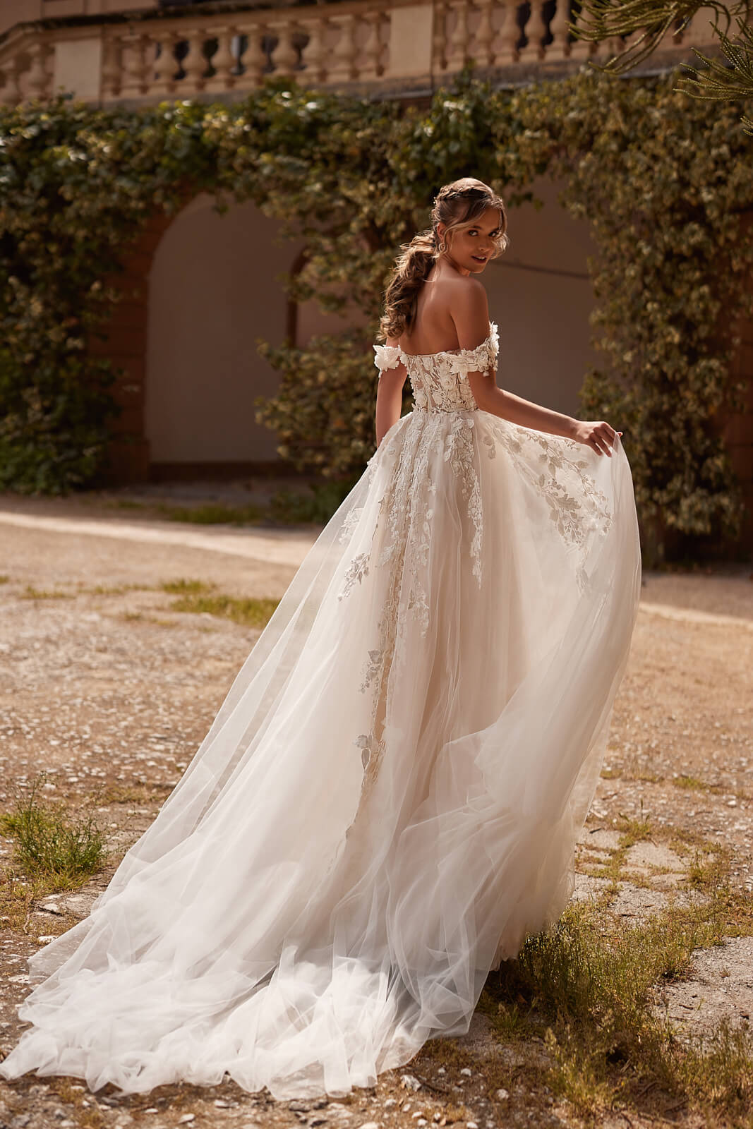 Wedding dress Mia – DAMA Couture A-line wedding dress.