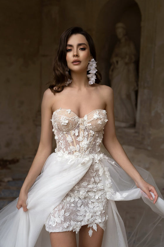 Penelope – wedding dress by DAMA Couture.