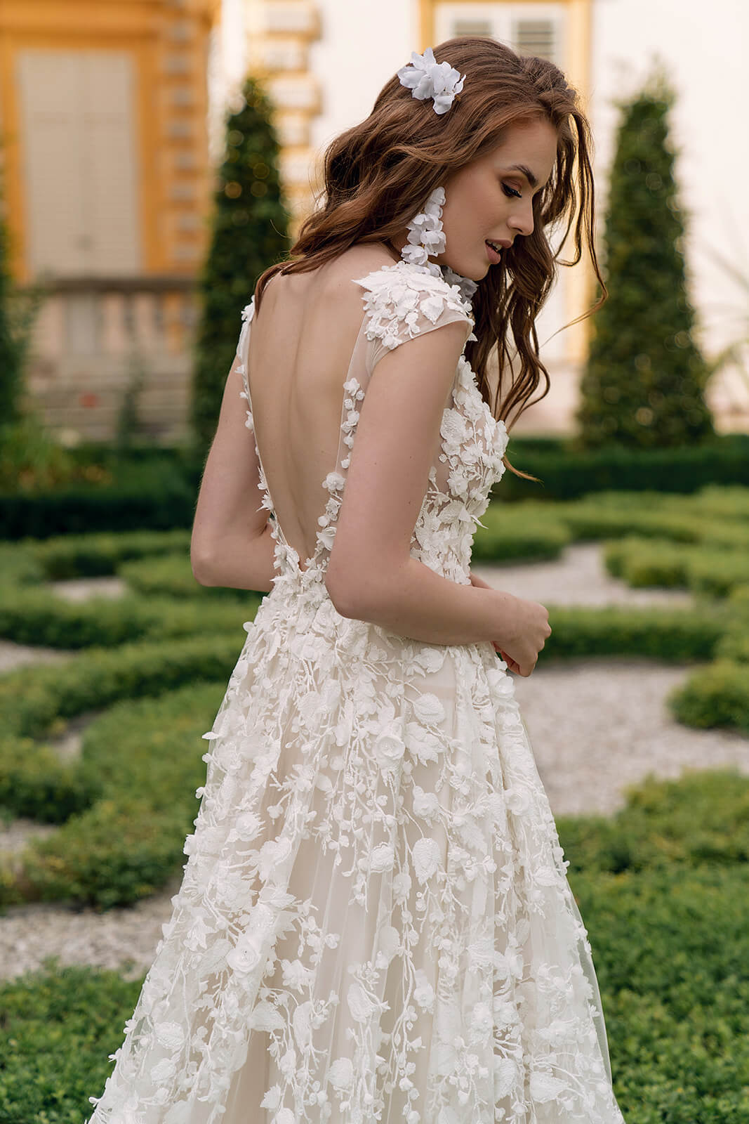 Azalea – wedding dress seen from the back.