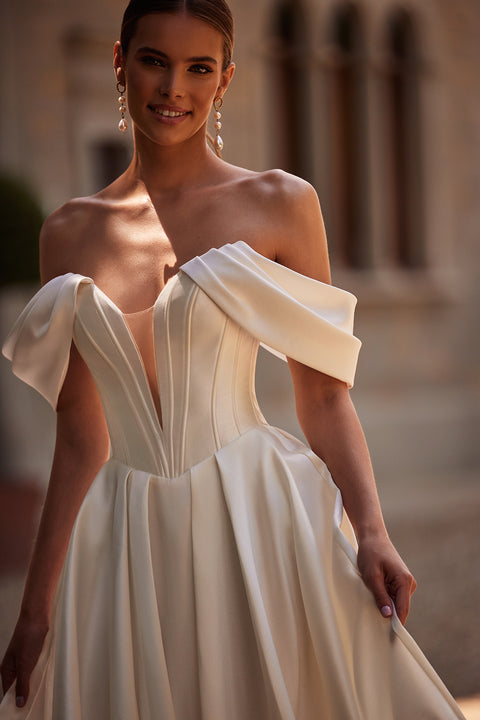 Classic simple wedding dress with falling sleeves Thalia from DAMA Couture (main photo)