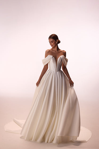 Classic simple wedding dress with falling sleeves Thalia from DAMA Couture (studio photo)