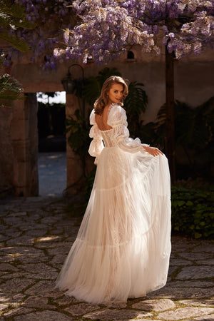 Wedding dress Loretta – DAMA Couture A-line wedding dress.