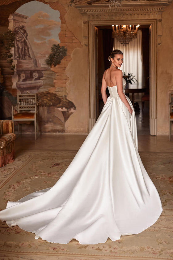 Wedding dress Madelaine – A-line bridal gown in satin, DAMA Couture.
