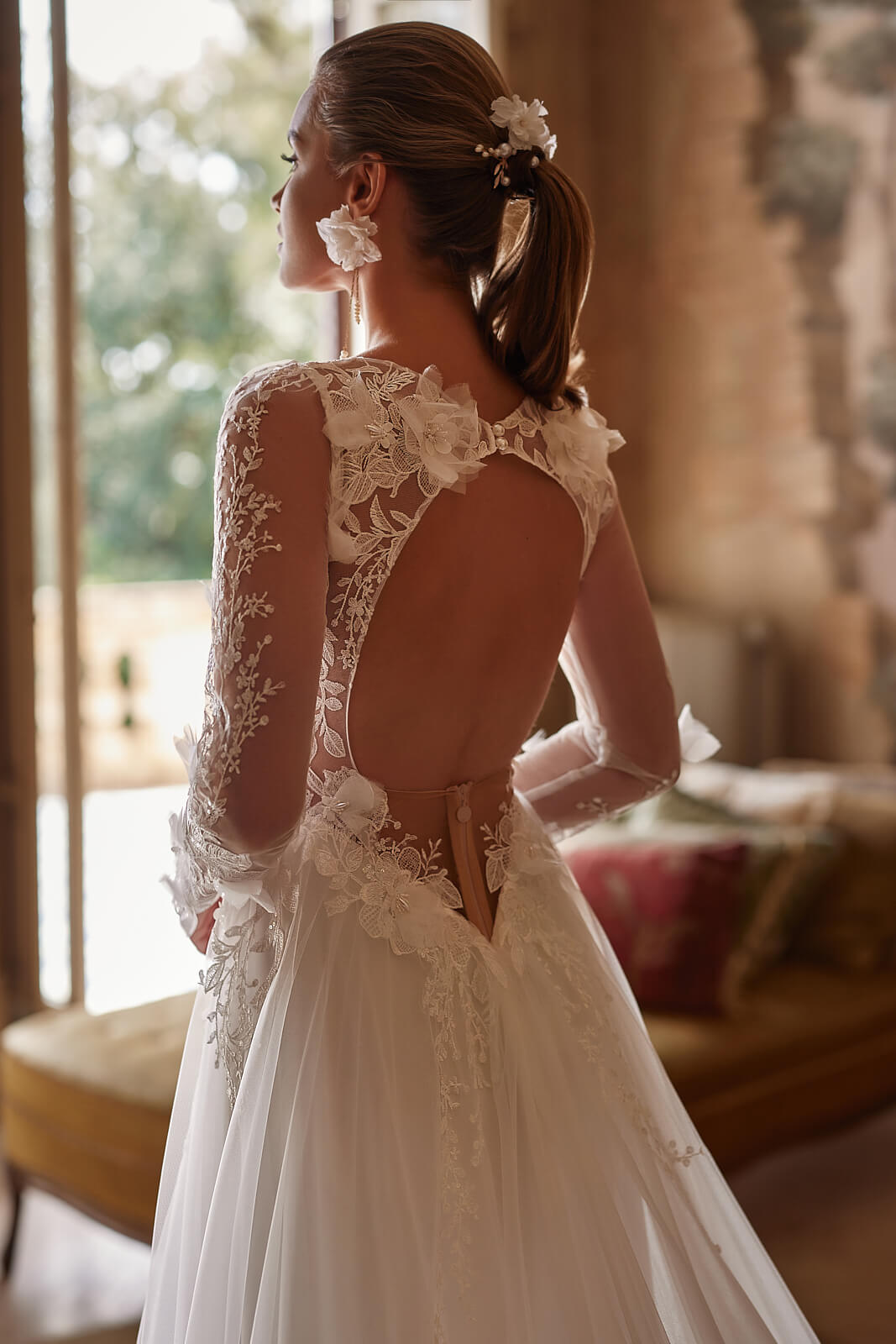 Wedding dress Octavia – A-line wedding dress with long sleeves by DAMA Couture.