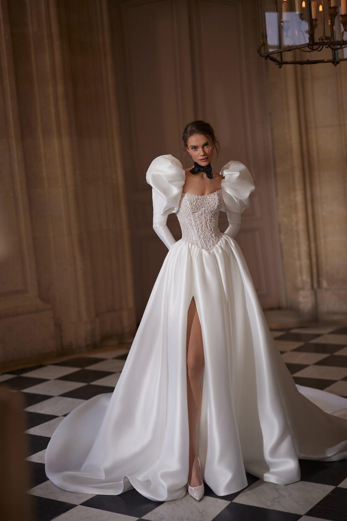 Aliette wedding dress – A-line silhouette with a crystal-embellished corset and voluminous sleeves.