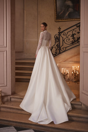 Juniona overskirt - the overskirt in motion.