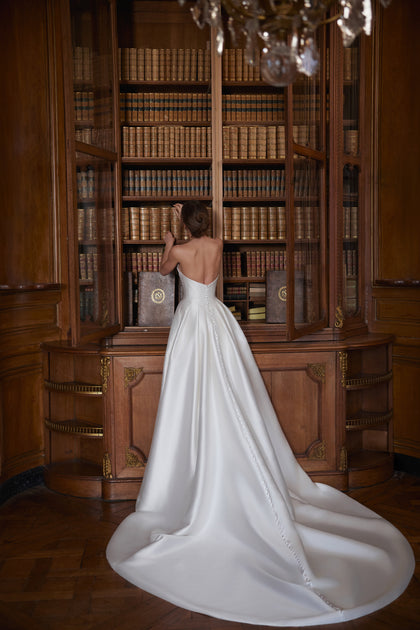 Shella wedding dress – a sculpted strapless corset and full satin skirt, DAMA Couture Something Blue 2027.
