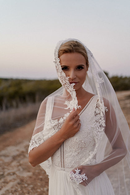 Cathedral veil with lace