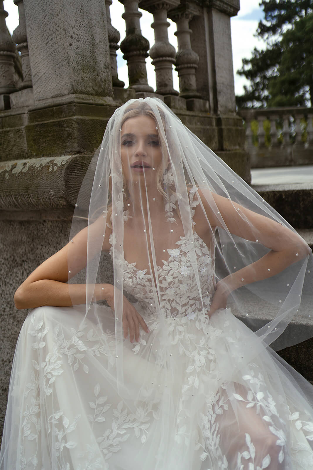 Regular pearl veil – wedding veil seen from the back.