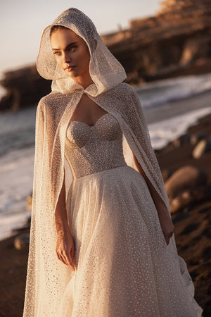 Flowing Amira bridal cape made of airy tulle, perfect for dreamy wedding photos in the wind.