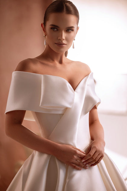 The Avin wedding dress back with delicate buttons and off-the-shoulder design highlights timeless sophistication.