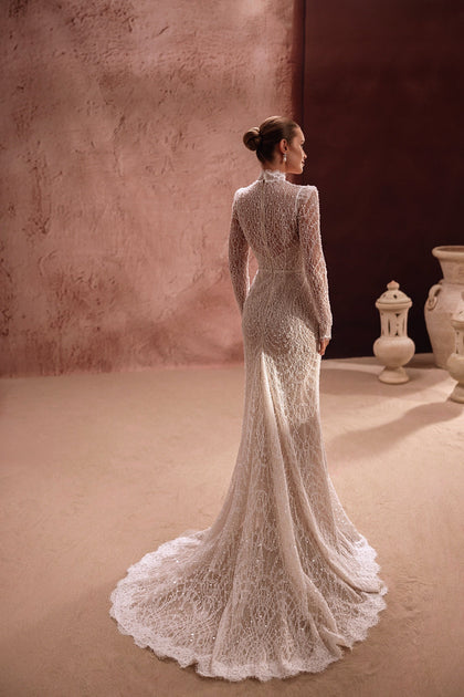 The back of the Henriette wedding dress reveals a romantic lace design with a graceful scalloped train.