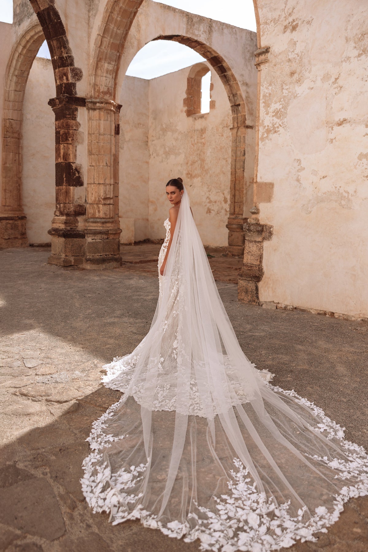 Cathedral veil Sarifa - floral lace edge