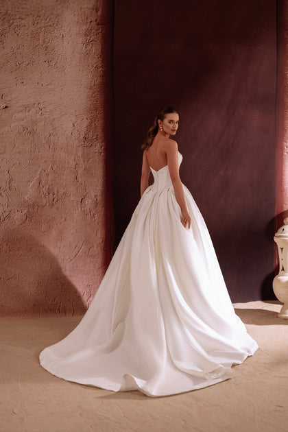The Noor wedding dress with a sweetheart neckline and fitted bodice highlights feminine grace and refined elegance.