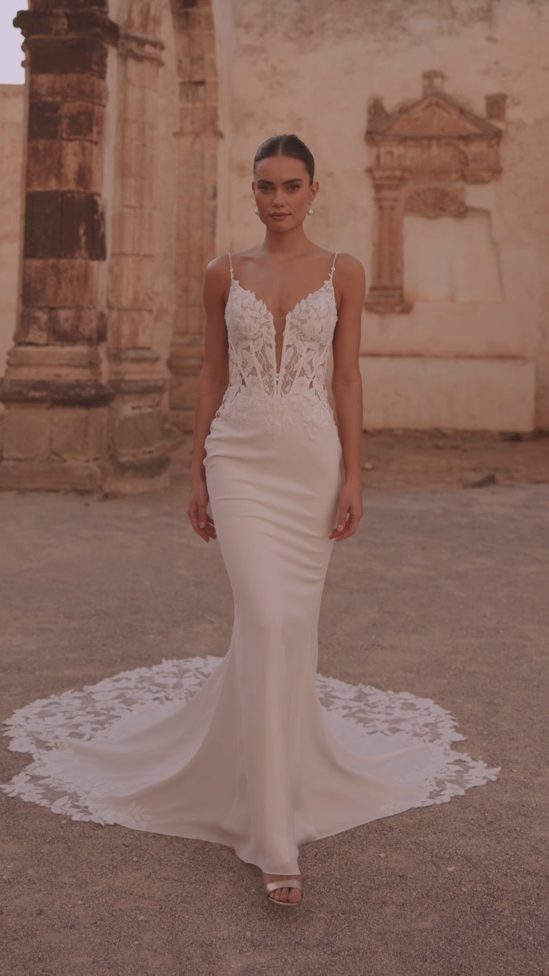 Video of the Munira wedding dress by DAMA Couture.