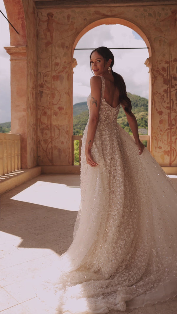 Glamour wedding dress a-line Cathelyn from DAMA Couture (campaign video)