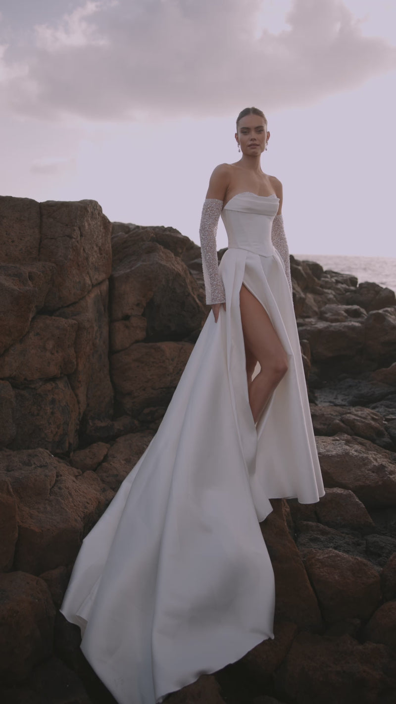 Video of the Sarabi wedding dress by DAMA Couture.